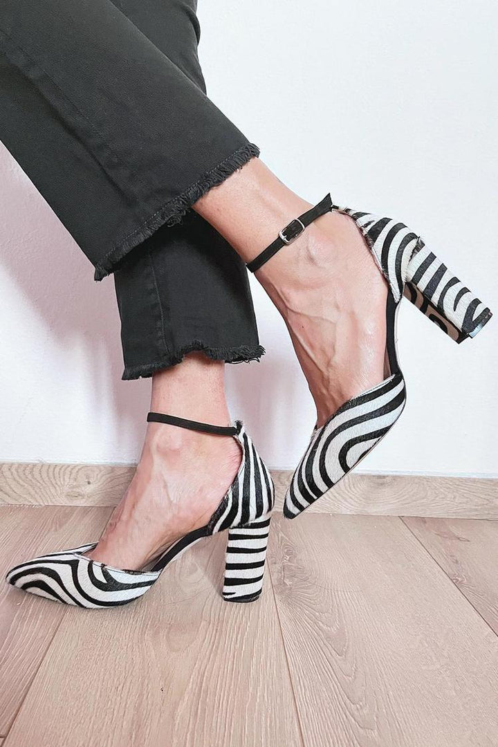ZEBRA-PRINT PUMPS MIT KNÖCHELRIEMEN