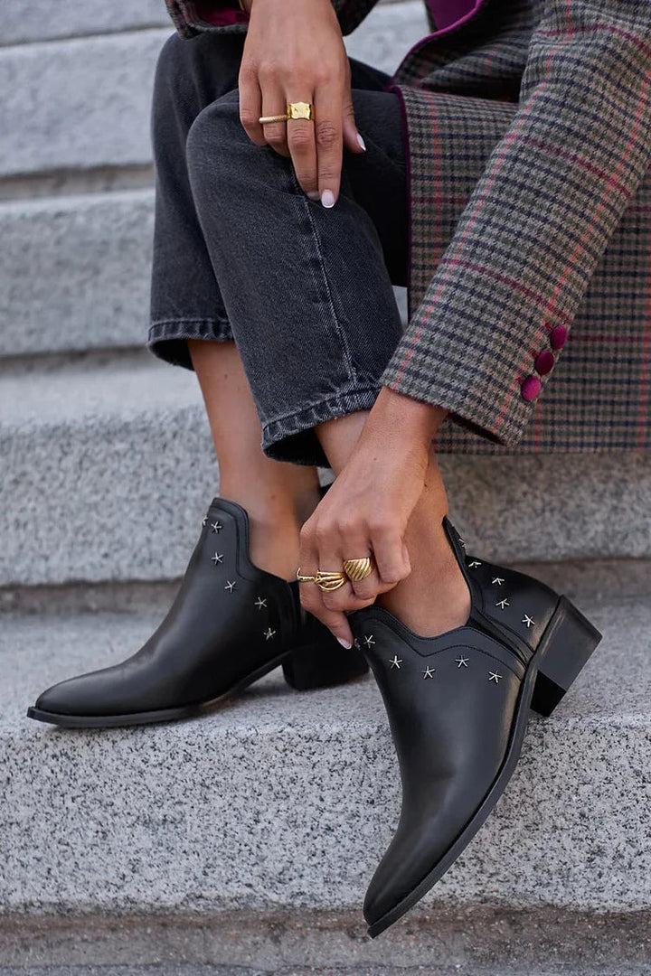 ANKLE BOOT MIT STERNDETAILS