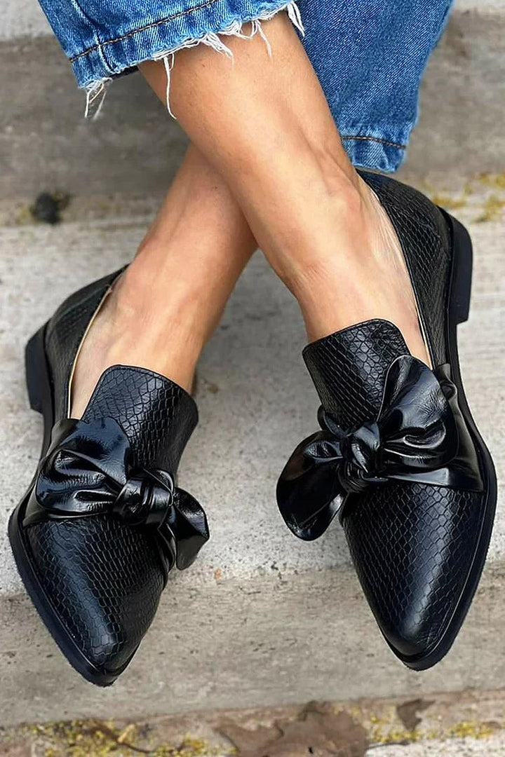SCHWARZE LOAFER MIT GLÄNZENDEM BOW