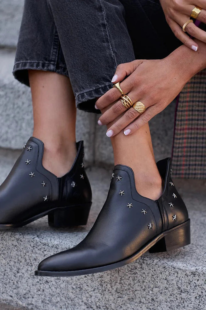 ANKLE BOOT MIT STERNDETAILS