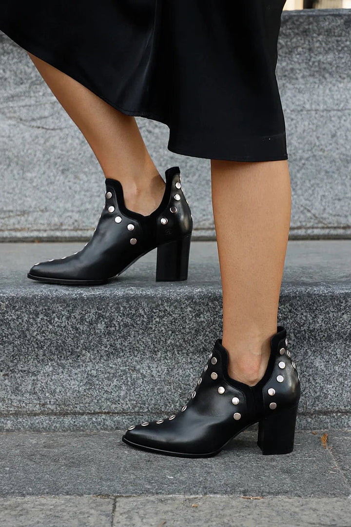 STUDDED ANKLE BOOT MIT BREITEM ABSATZ