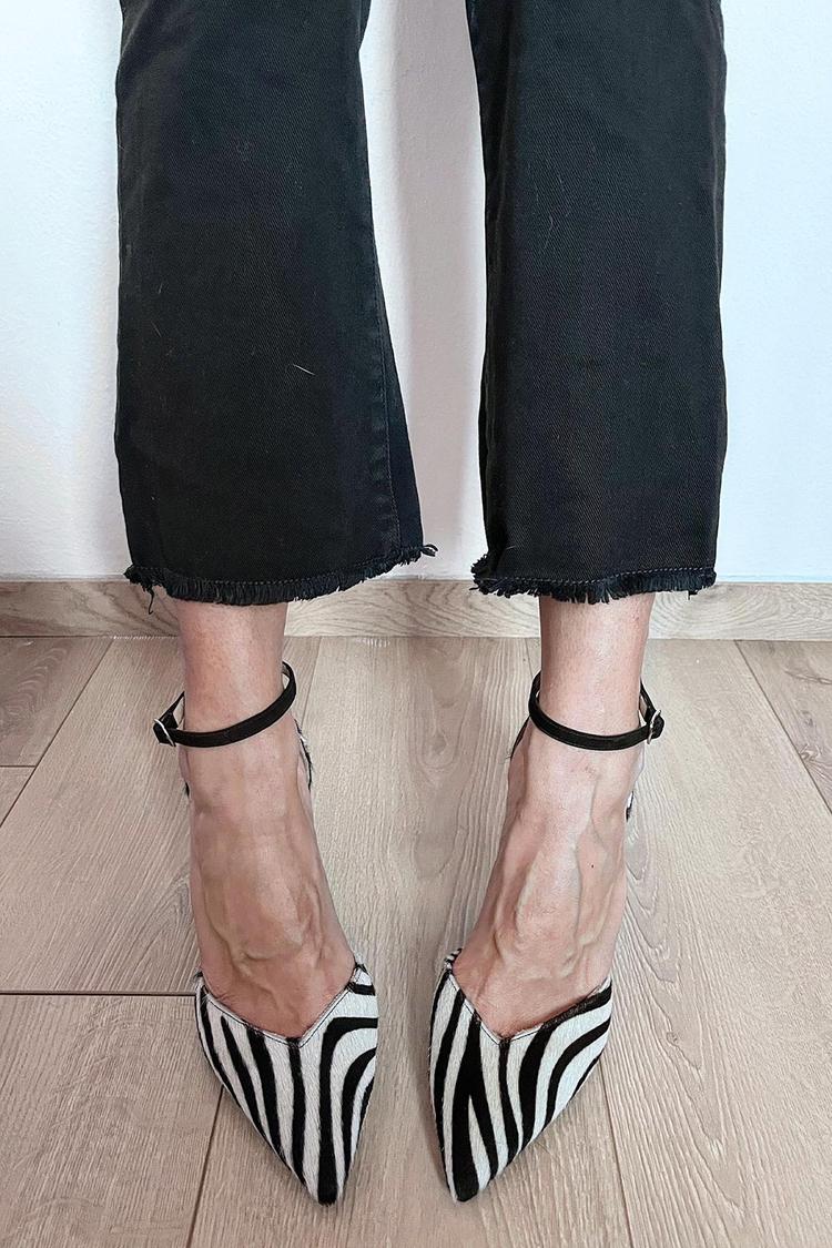 ZEBRA-PRINT PUMPS MIT KNÖCHELRIEMEN