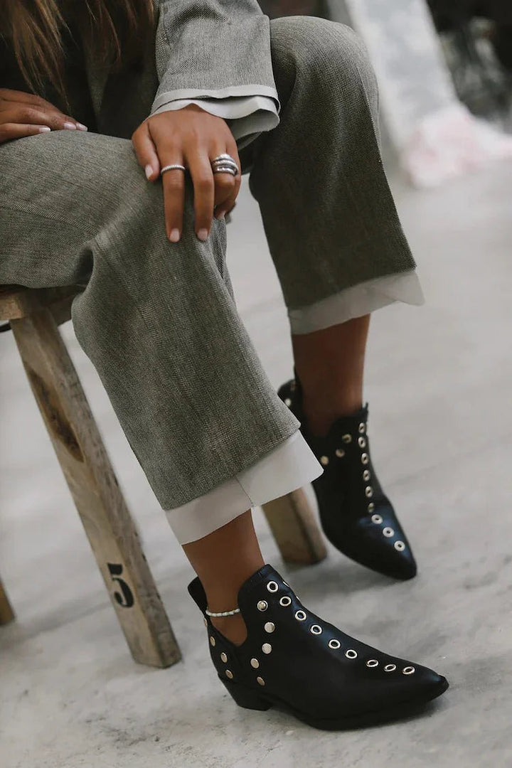 SPITZ ZIERNAHT ANKLE BOOT