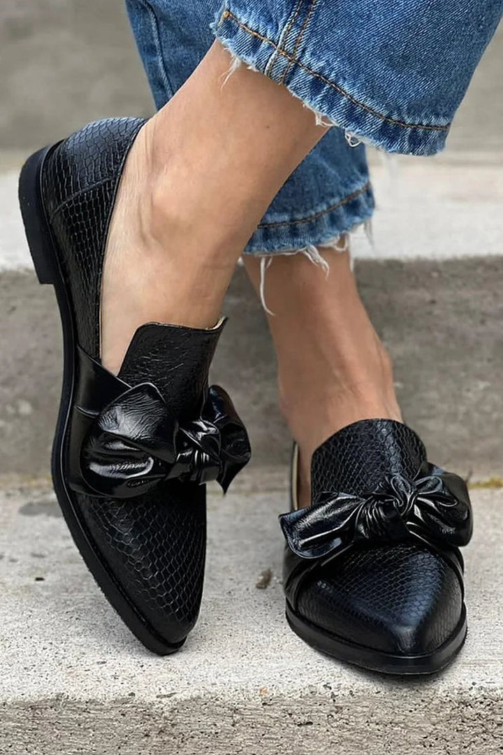 SCHWARZE LOAFER MIT GLÄNZENDEM BOW