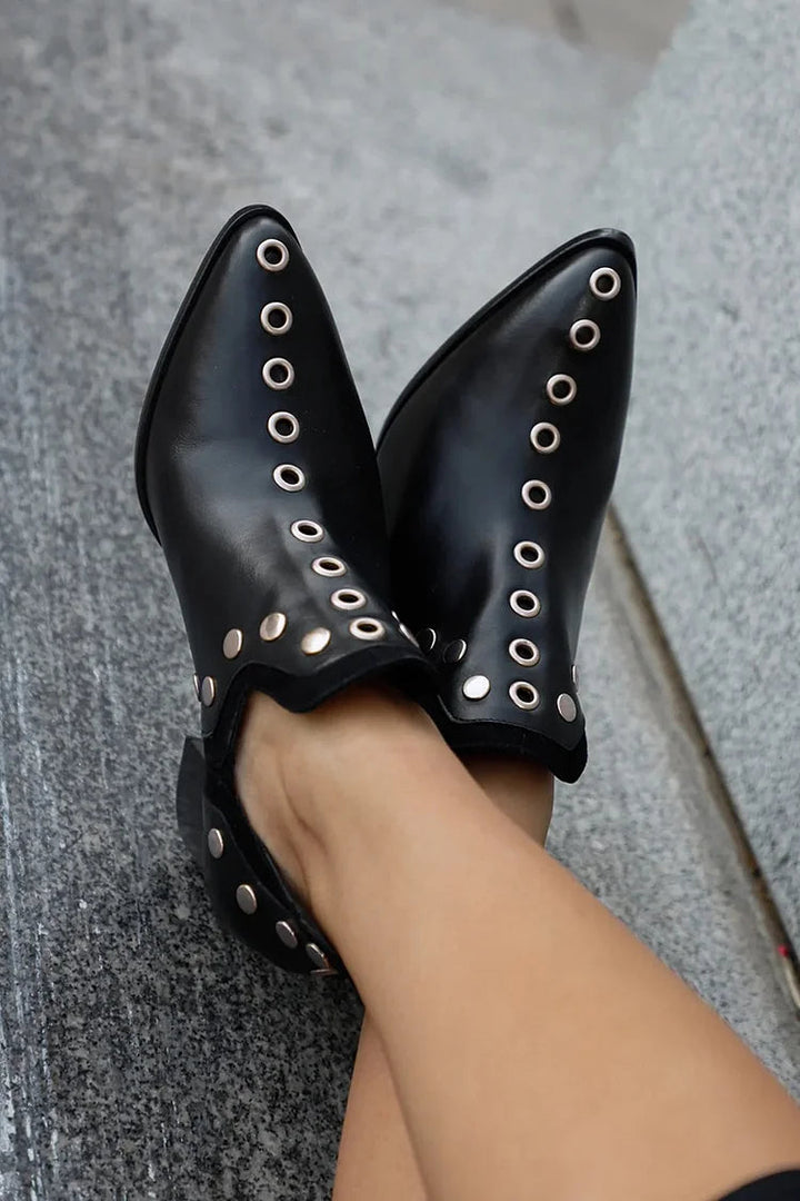 STUDDED ANKLE BOOT MIT BREITEM ABSATZ