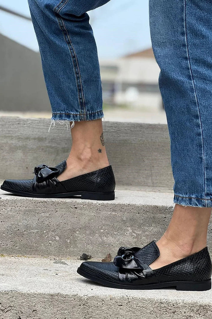 SCHWARZE LOAFER MIT GLÄNZENDEM BOW