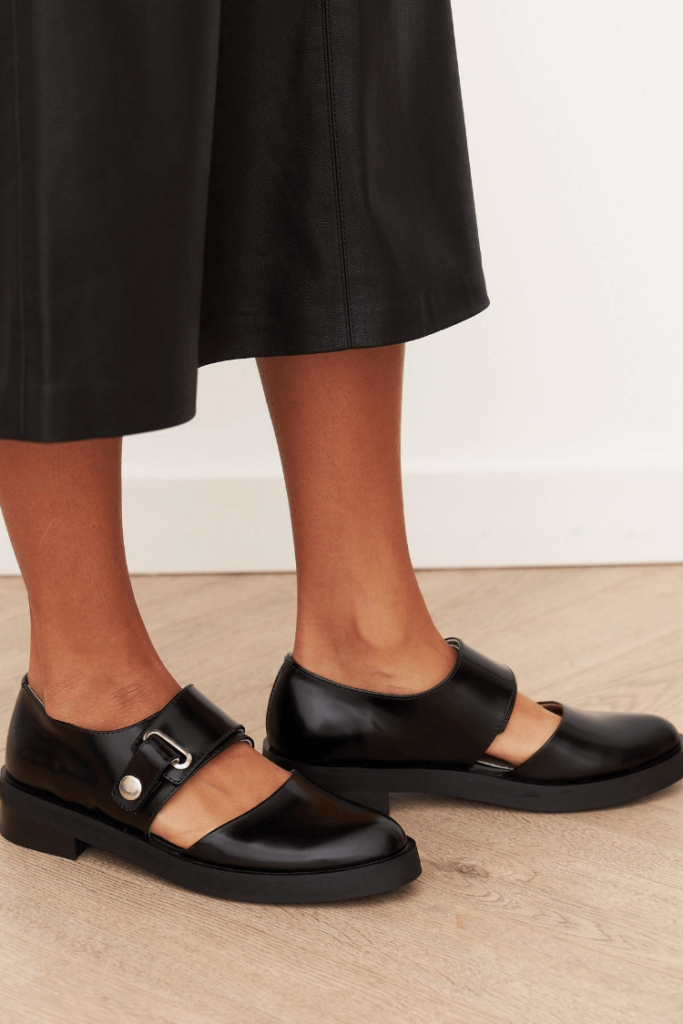 SCHWARZE BUCKLE LOAFERS