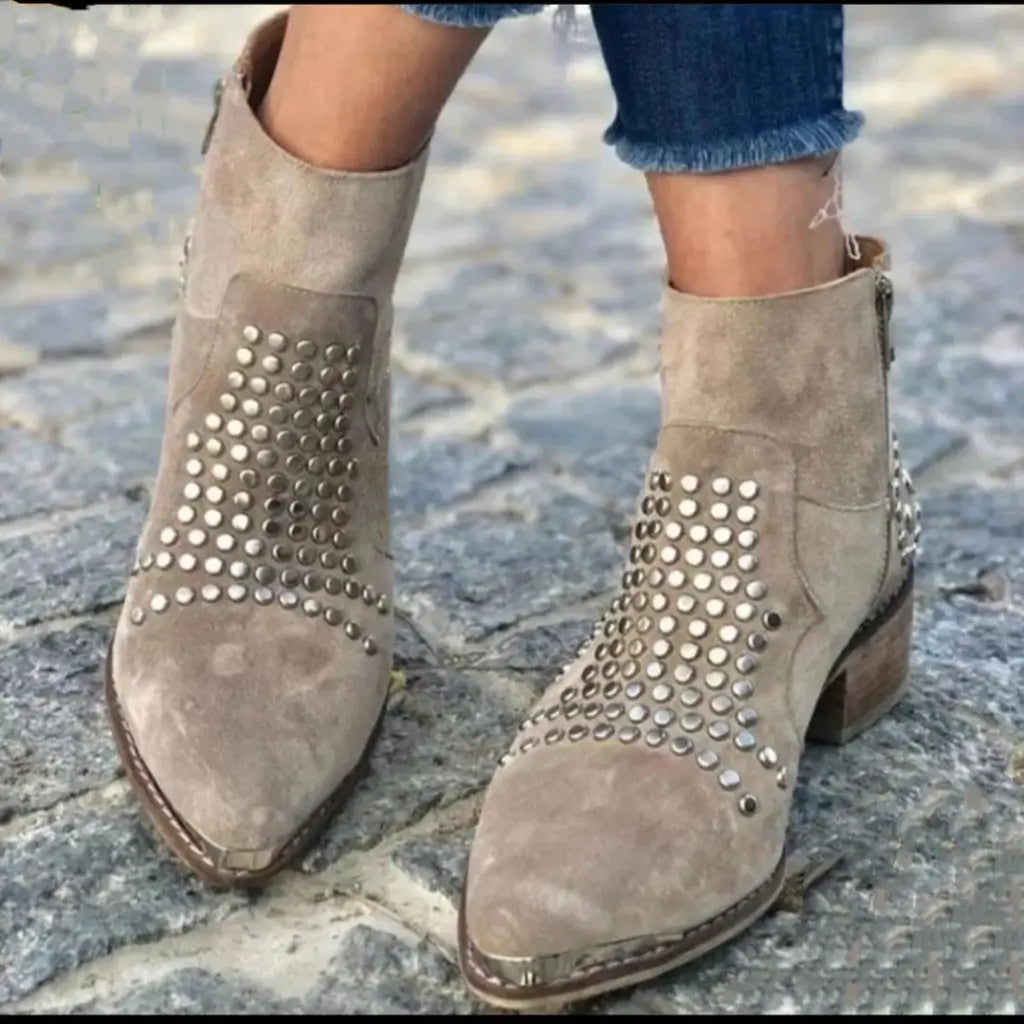 ANKLE BOOTS MIT Nieten