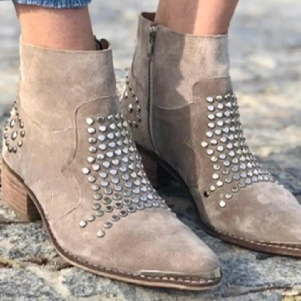 ANKLE BOOTS MIT Nieten