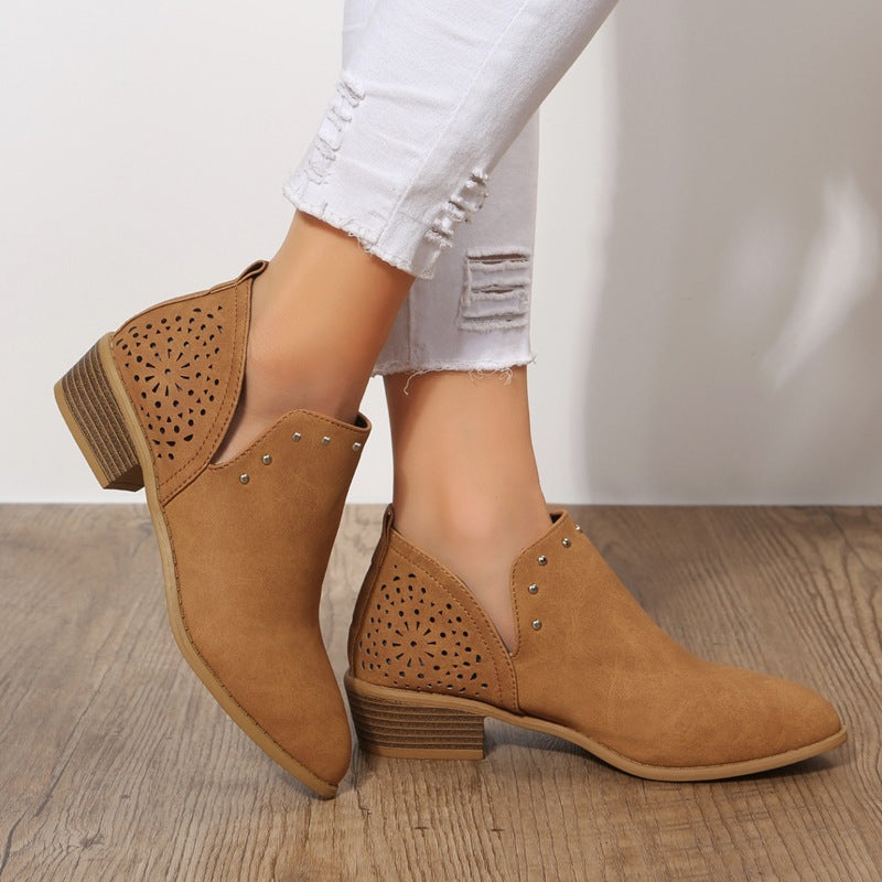 NIEDRIGE PERFORIERTE ANKLE BOOT