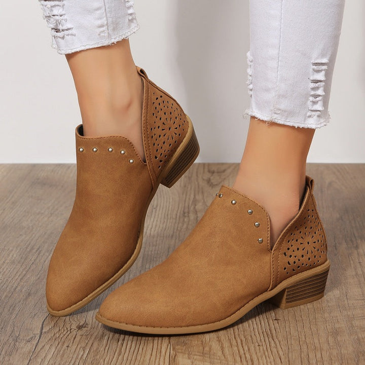 NIEDRIGE PERFORIERTE ANKLE BOOT