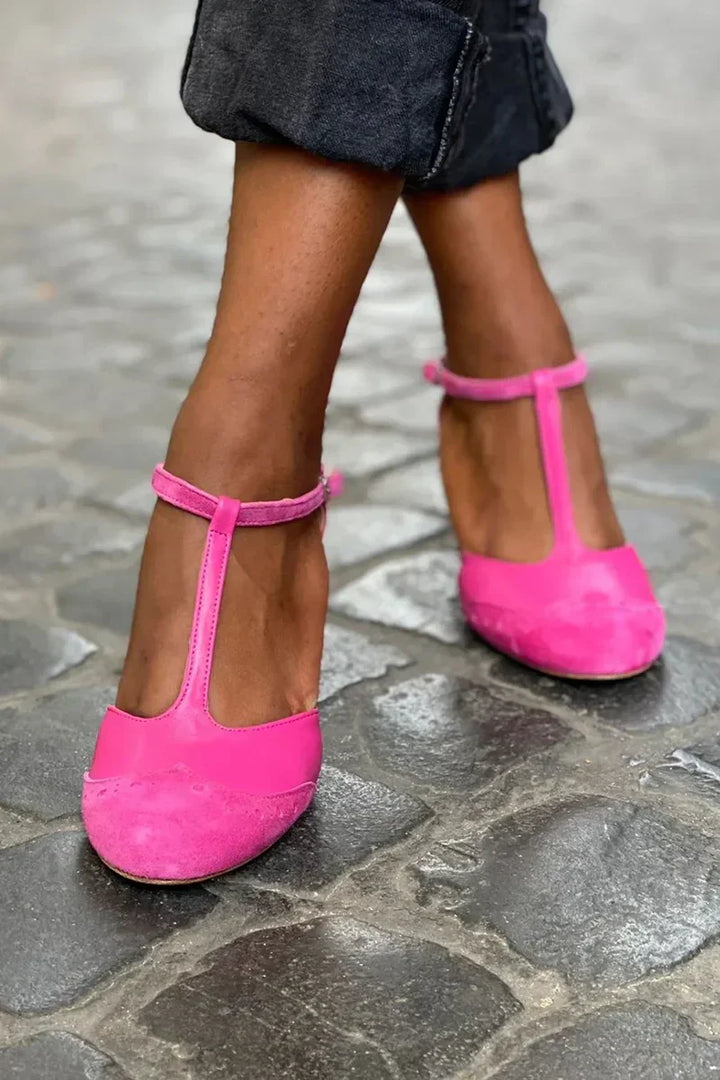 GESCHLOSSENE SANDALE MIT T-RIEGEL-TRAGE